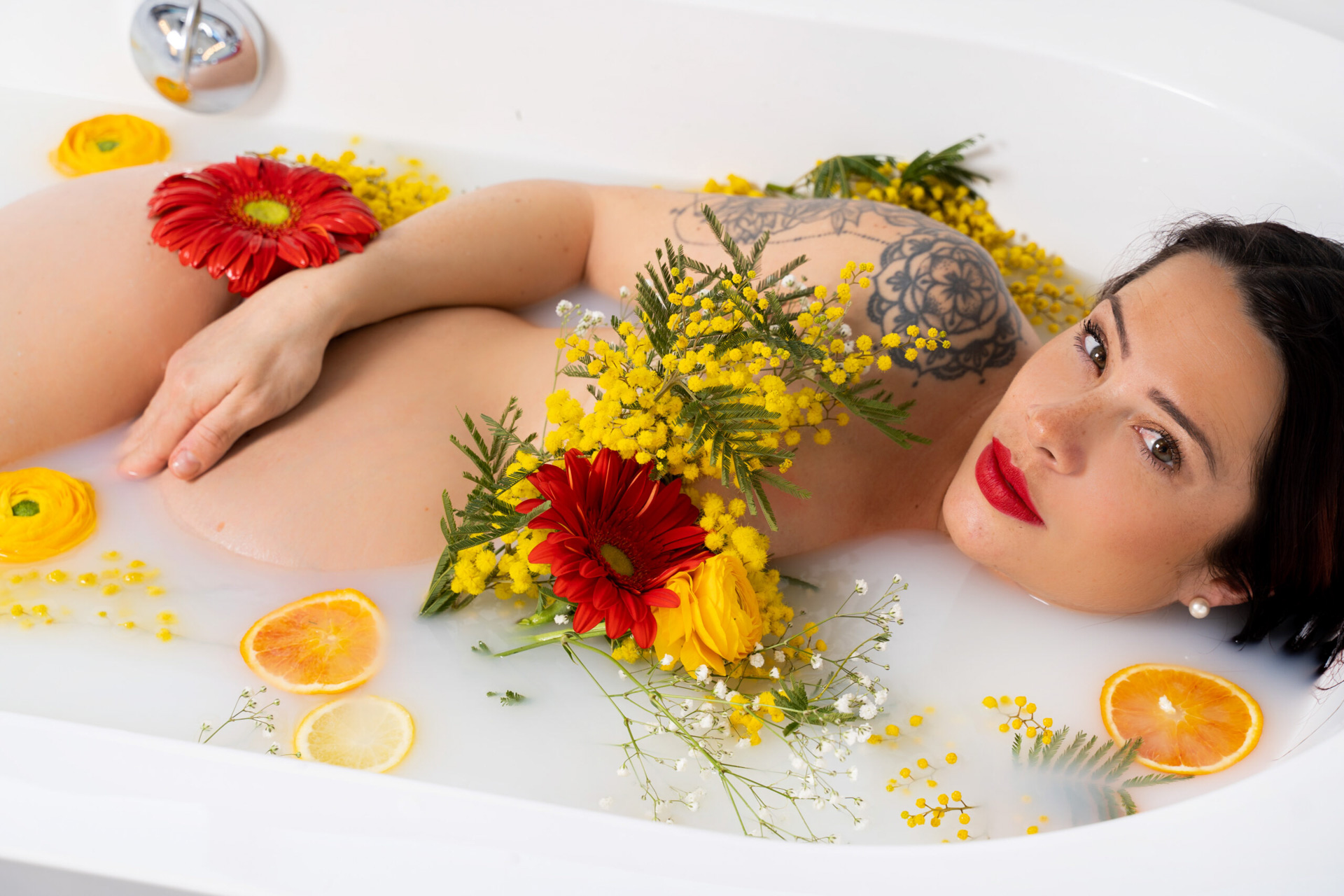 Bain de lait grossesse fleurs rouges et jaunes