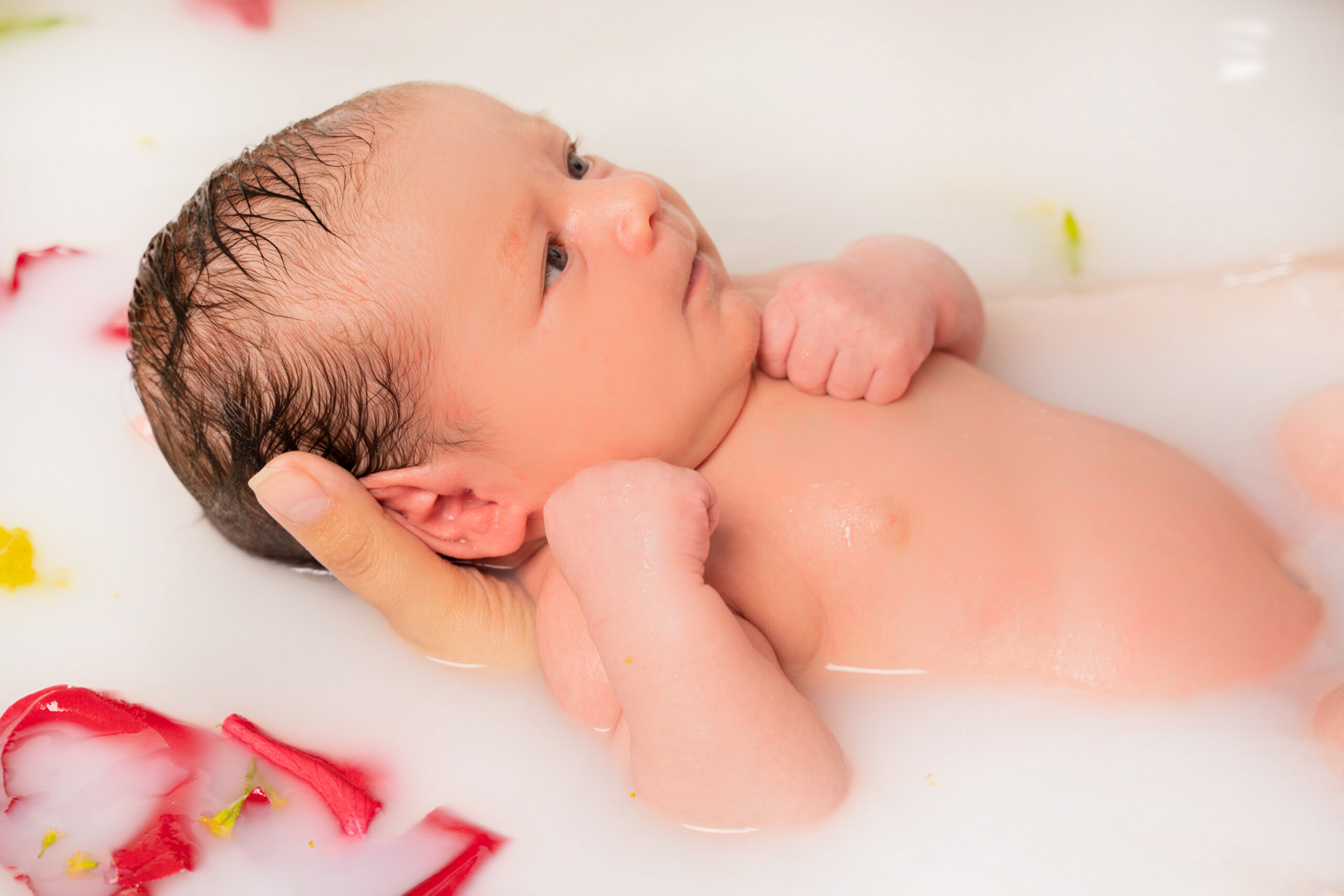 bébé dans bain de lait