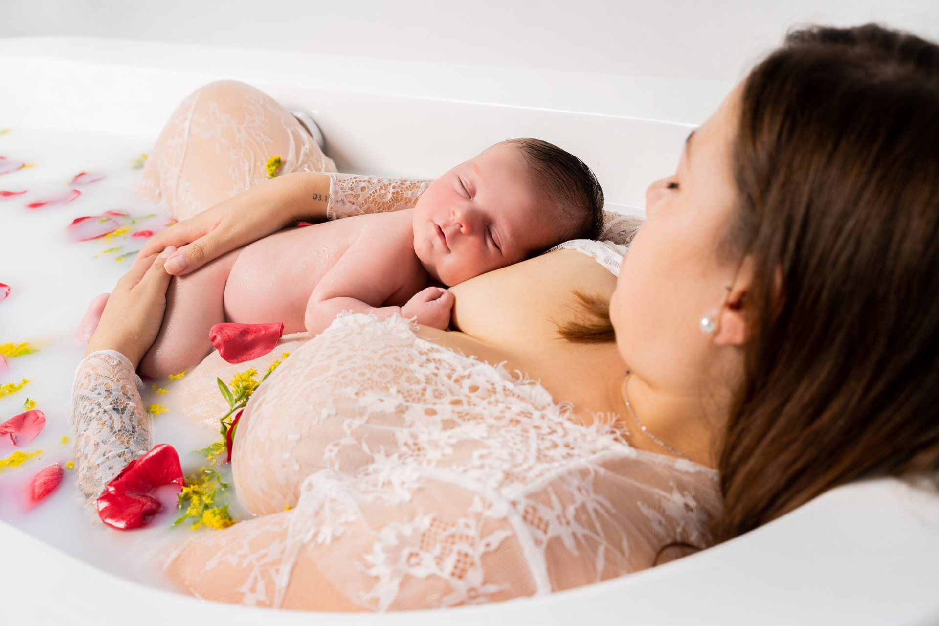 Bain de lait avec nouveau-né