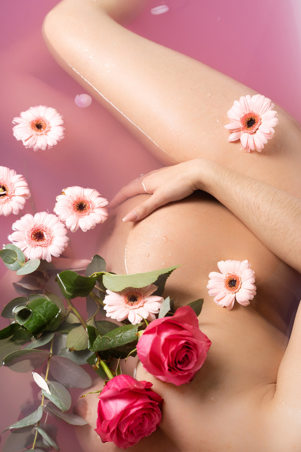 Bain de lait rose grossesse fleurs roses