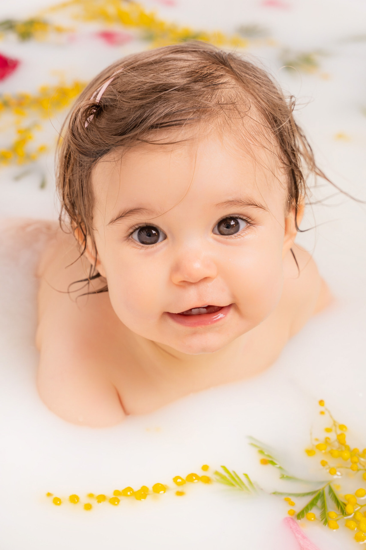 Enfant dans bain de lait