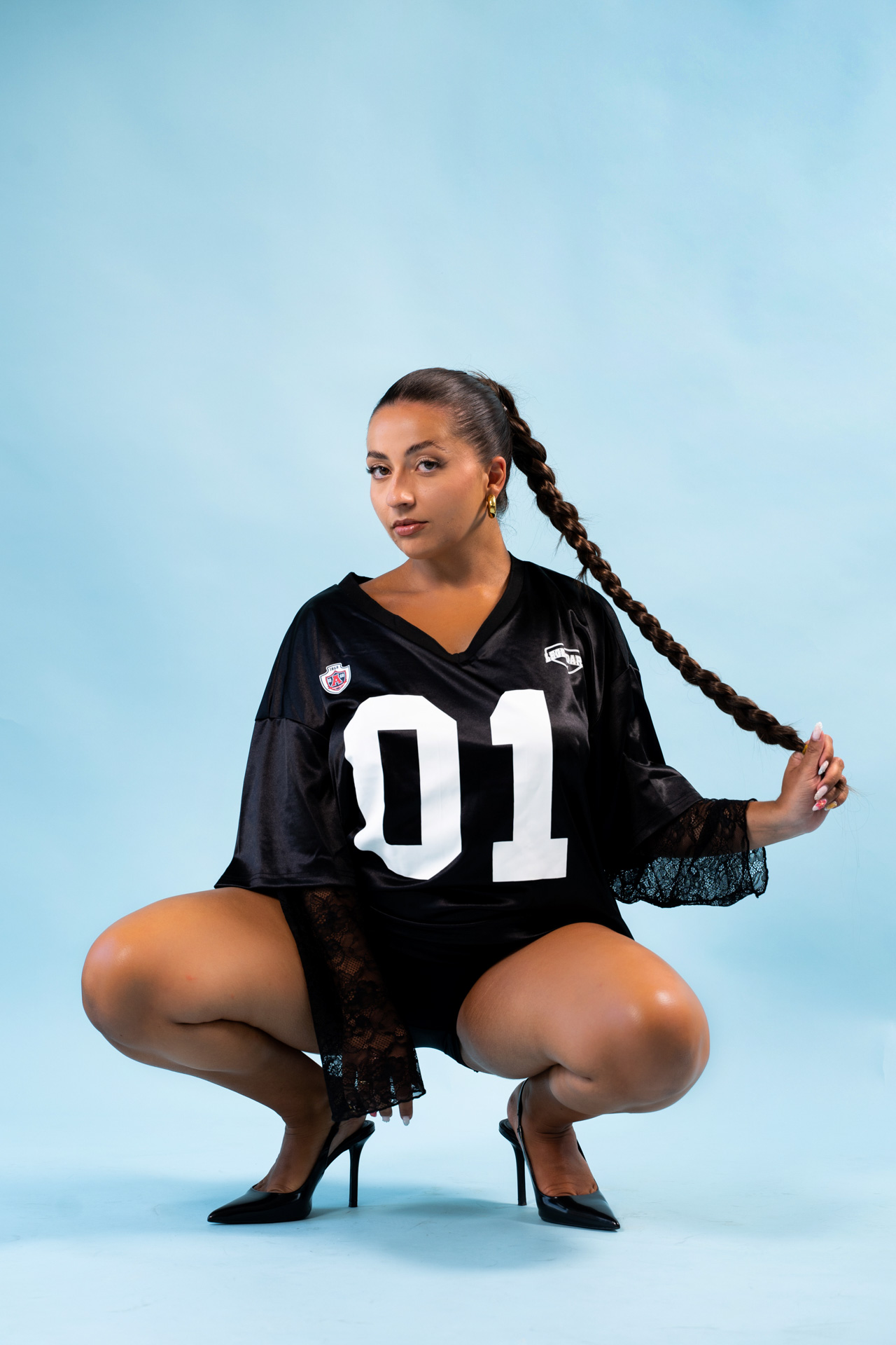 Portrait femme studio fond bleu sportswear