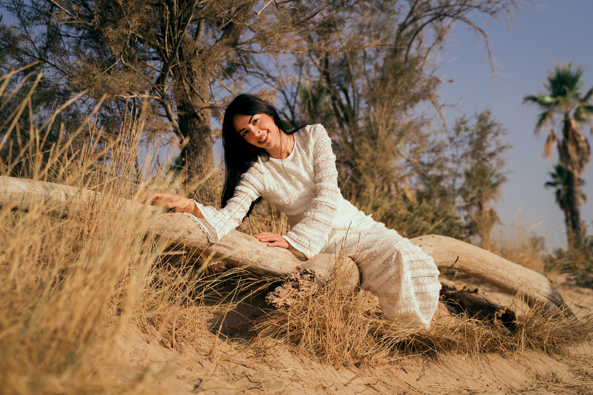 Portrait femme robe blanche plage