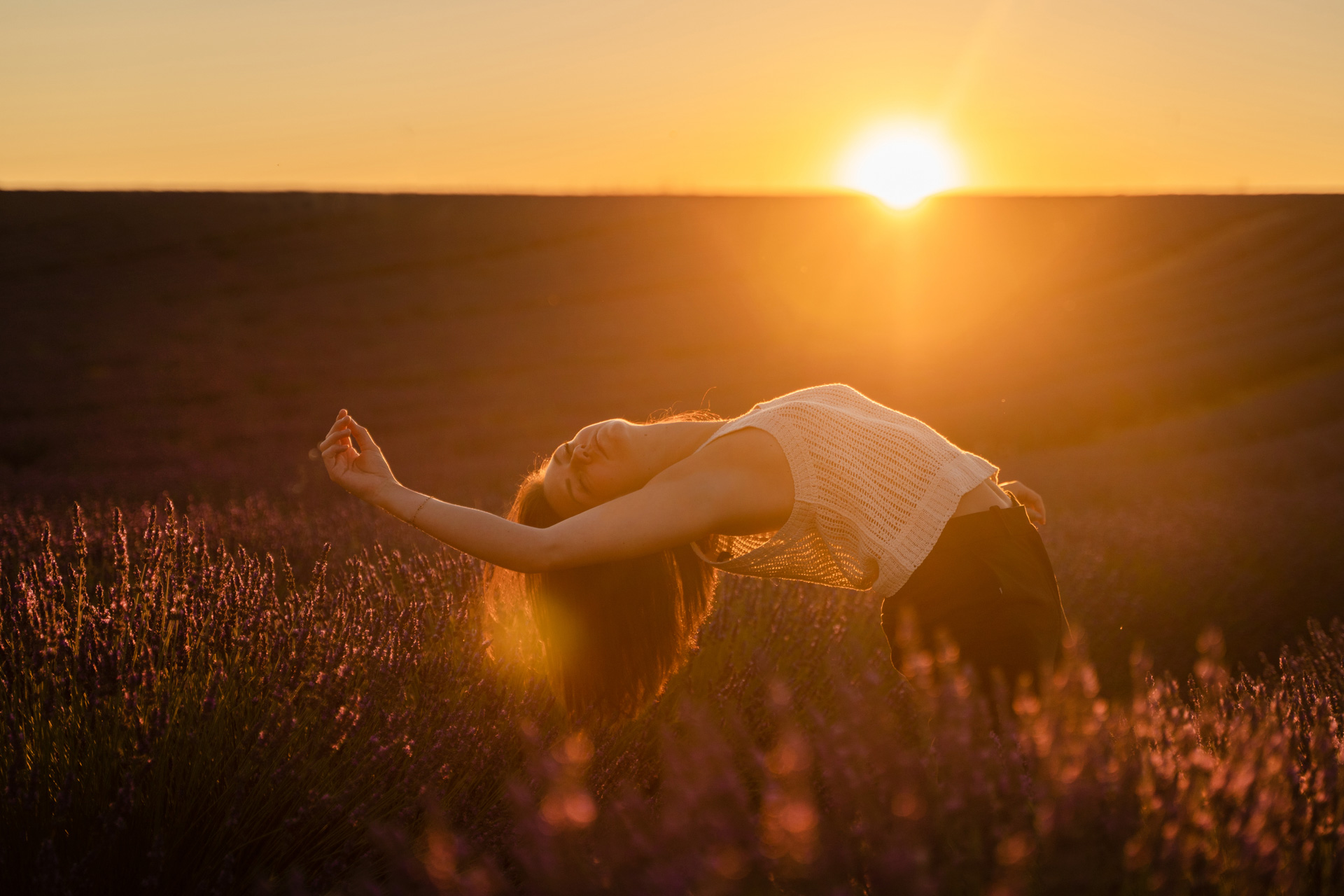 Portrait Femme danse lavandes coucher de soleil