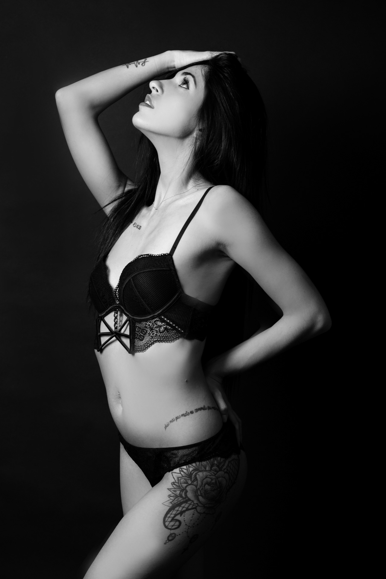 Portrait femme noir et blanc studio lingerie