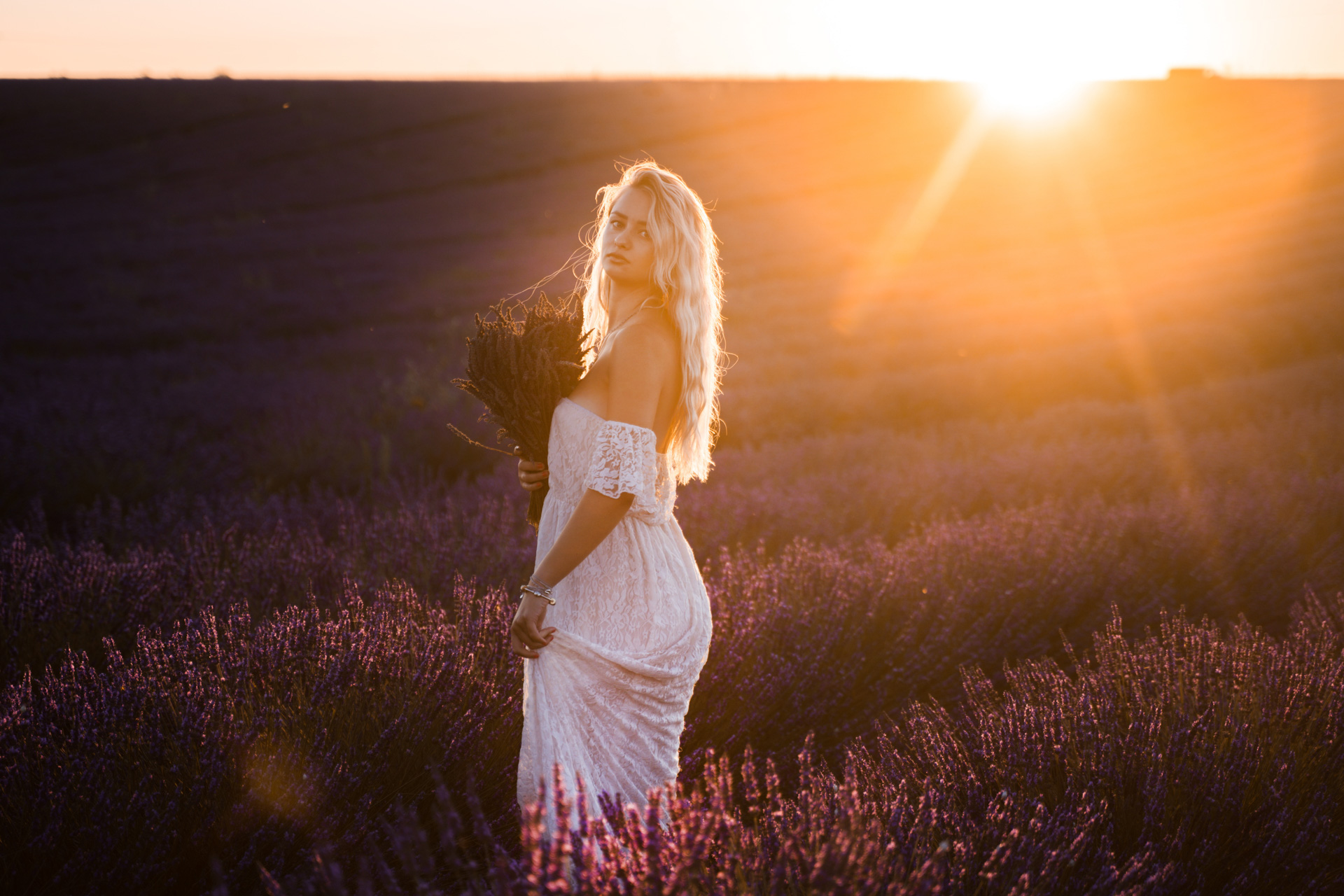 Portrait femme lavandes coucher de soleil