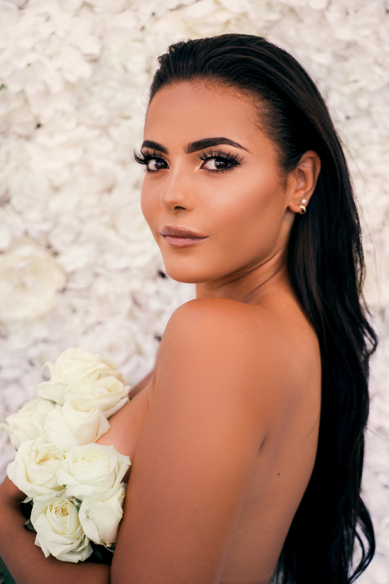 Portrait femme fond roses blanches