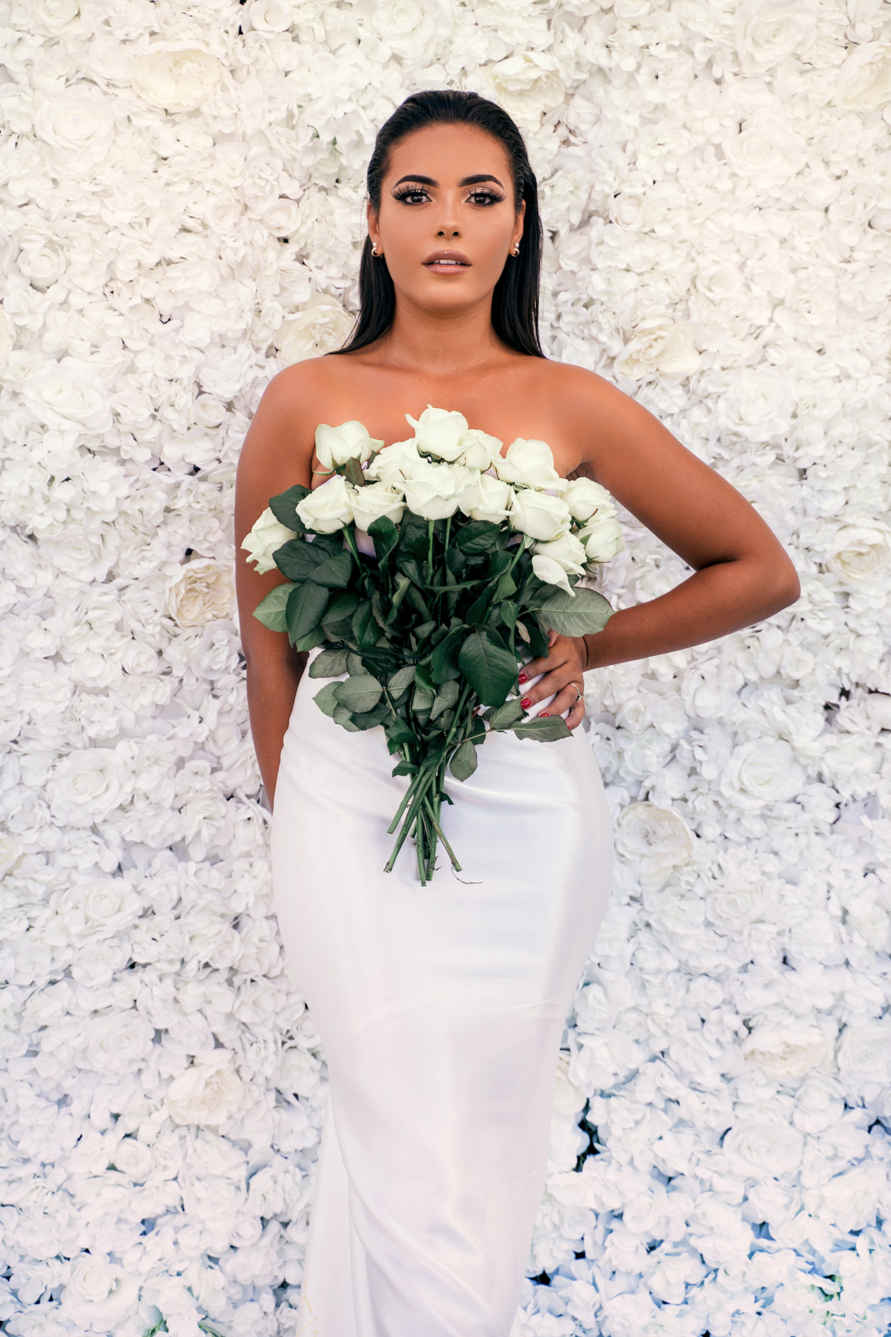 Portrait femme sur fond de roses blanches