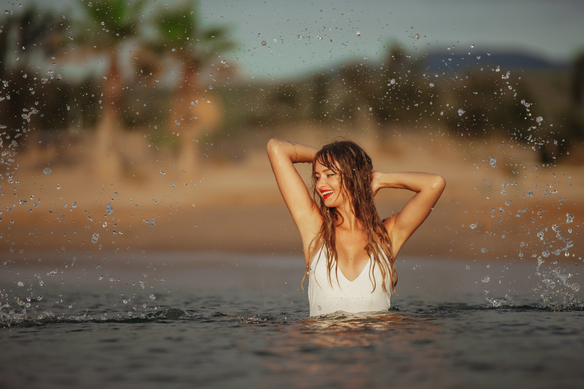 Portrait femme souriante mer