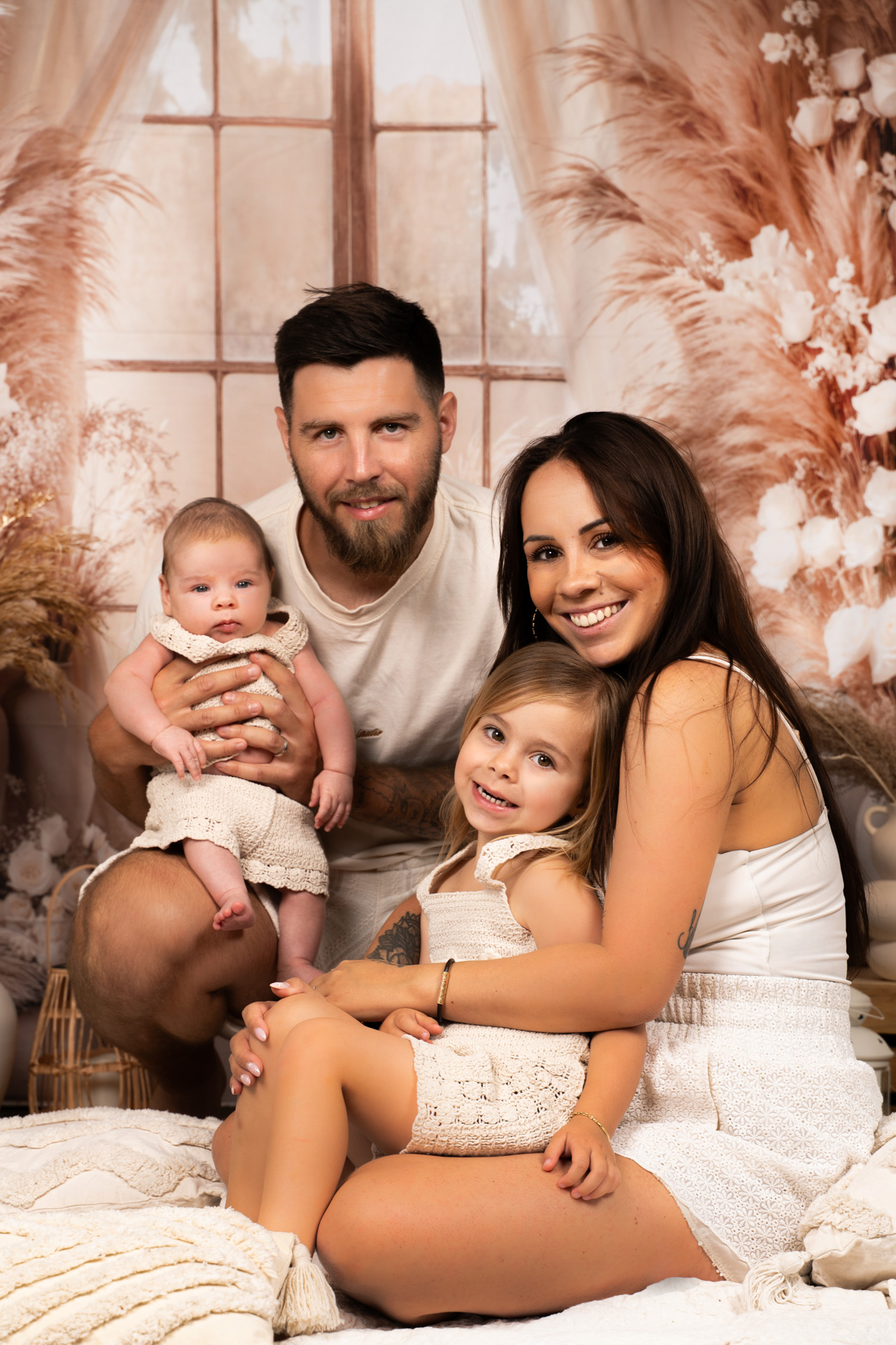 Famille en studio sur décor bohème