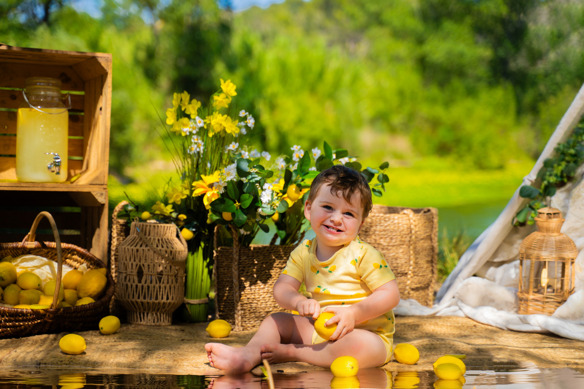 Enfant souriant décor citron