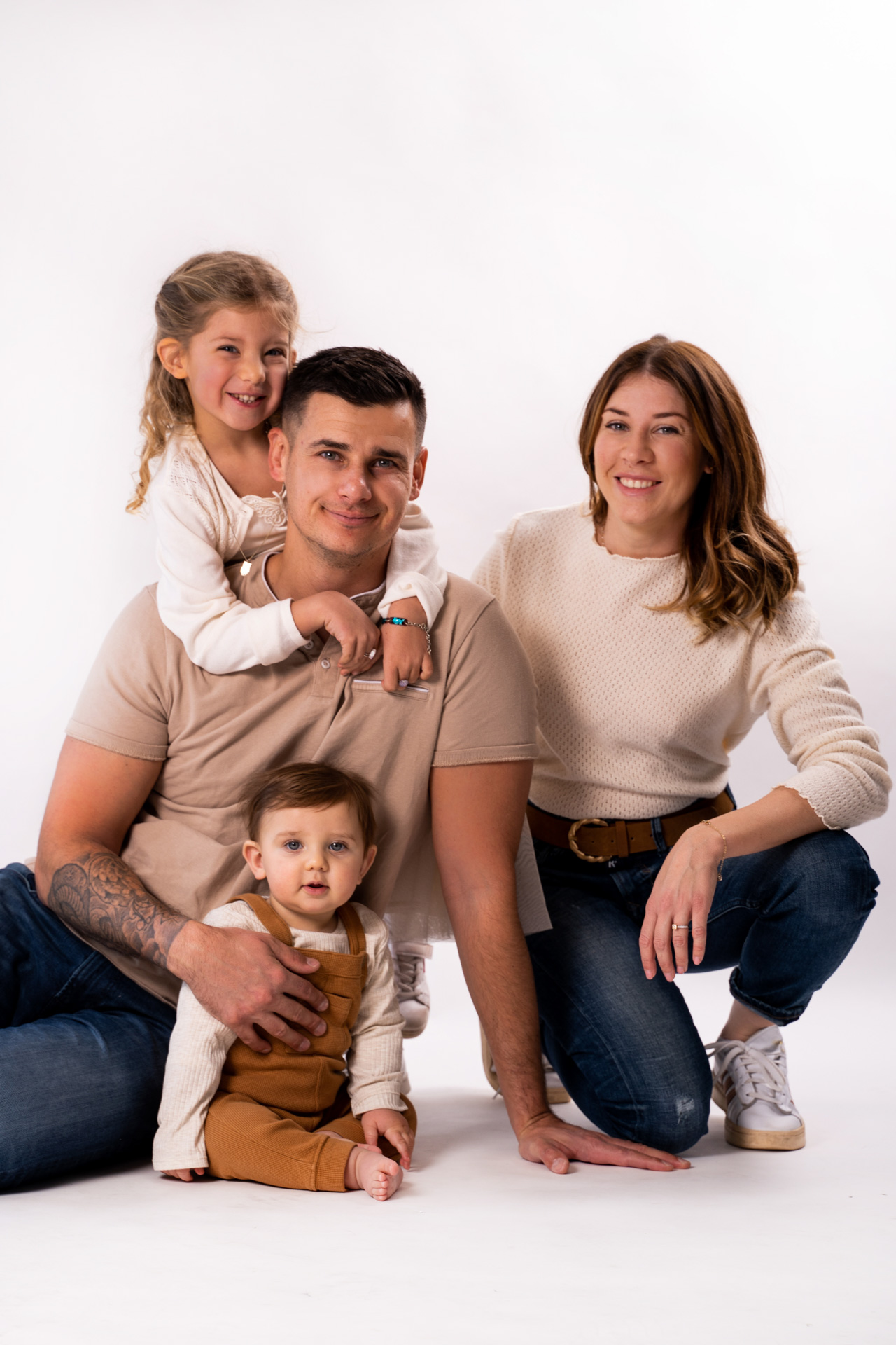 Portrait de famille en studio fond blanc