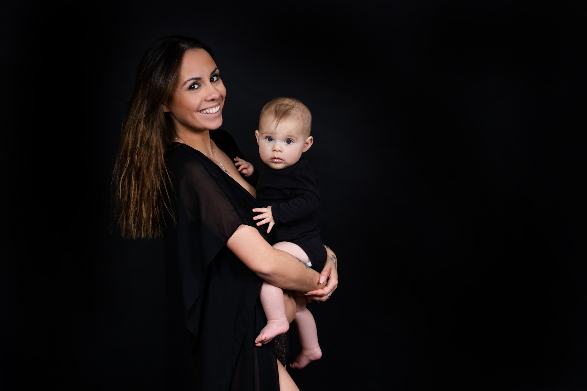 Mère et son enfant studio fond noir