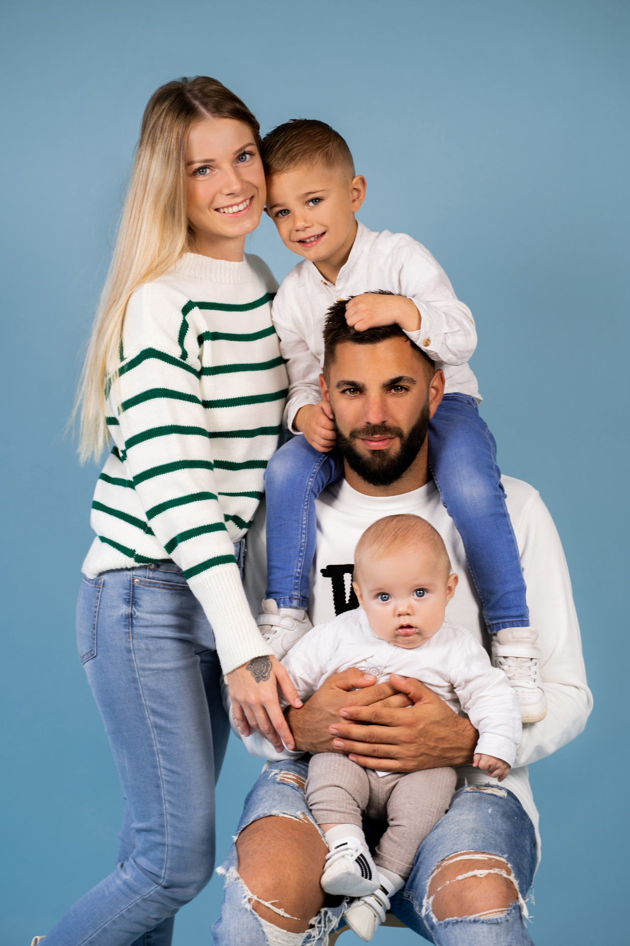 Portrait de famille sur fond bleu