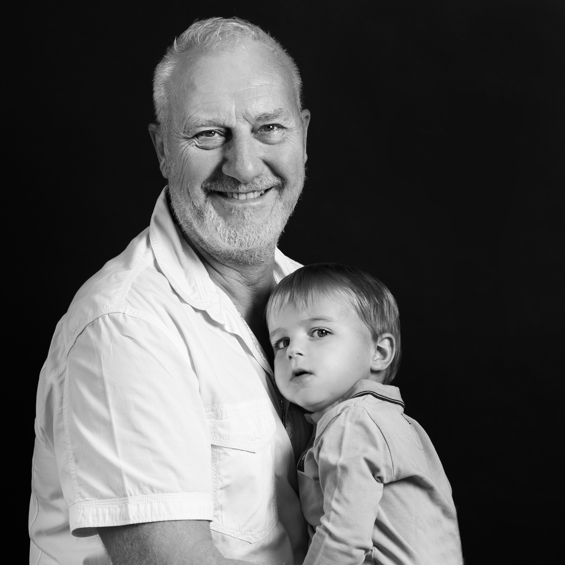 Grand-père et son petit-fils en noir et blanc studio