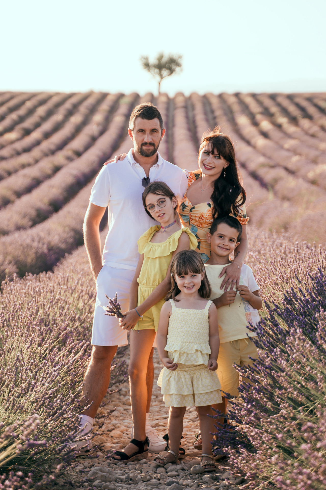 Parents et 3 enfants devant les lavandes
