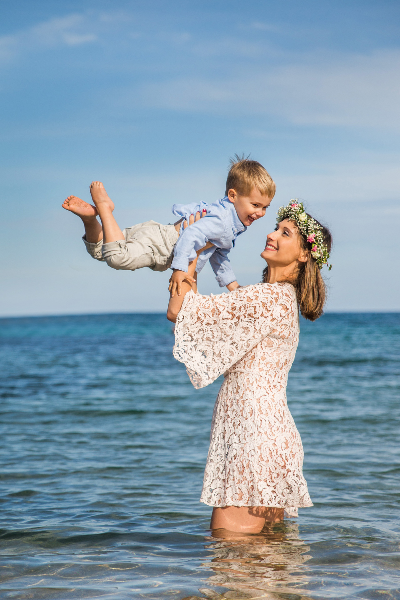Mère et son enfant dans la mer