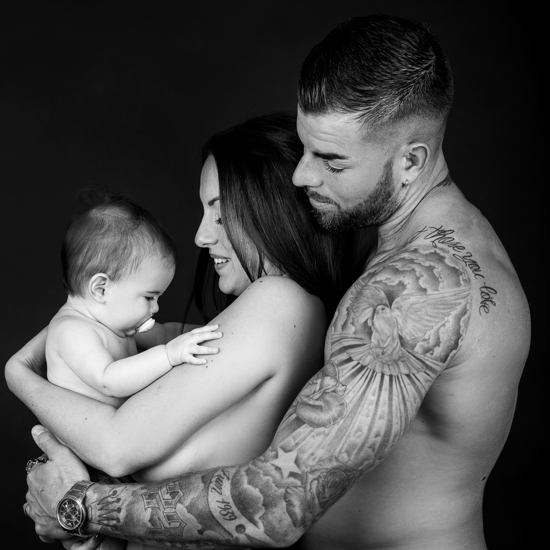 Famille couple avec bébé studio noir et blanc