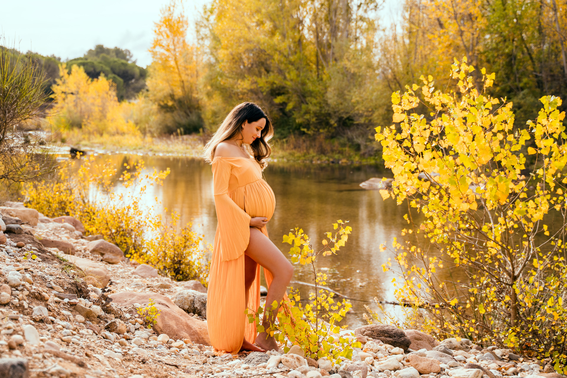 Femme enceinte grossesse robe jaune nature