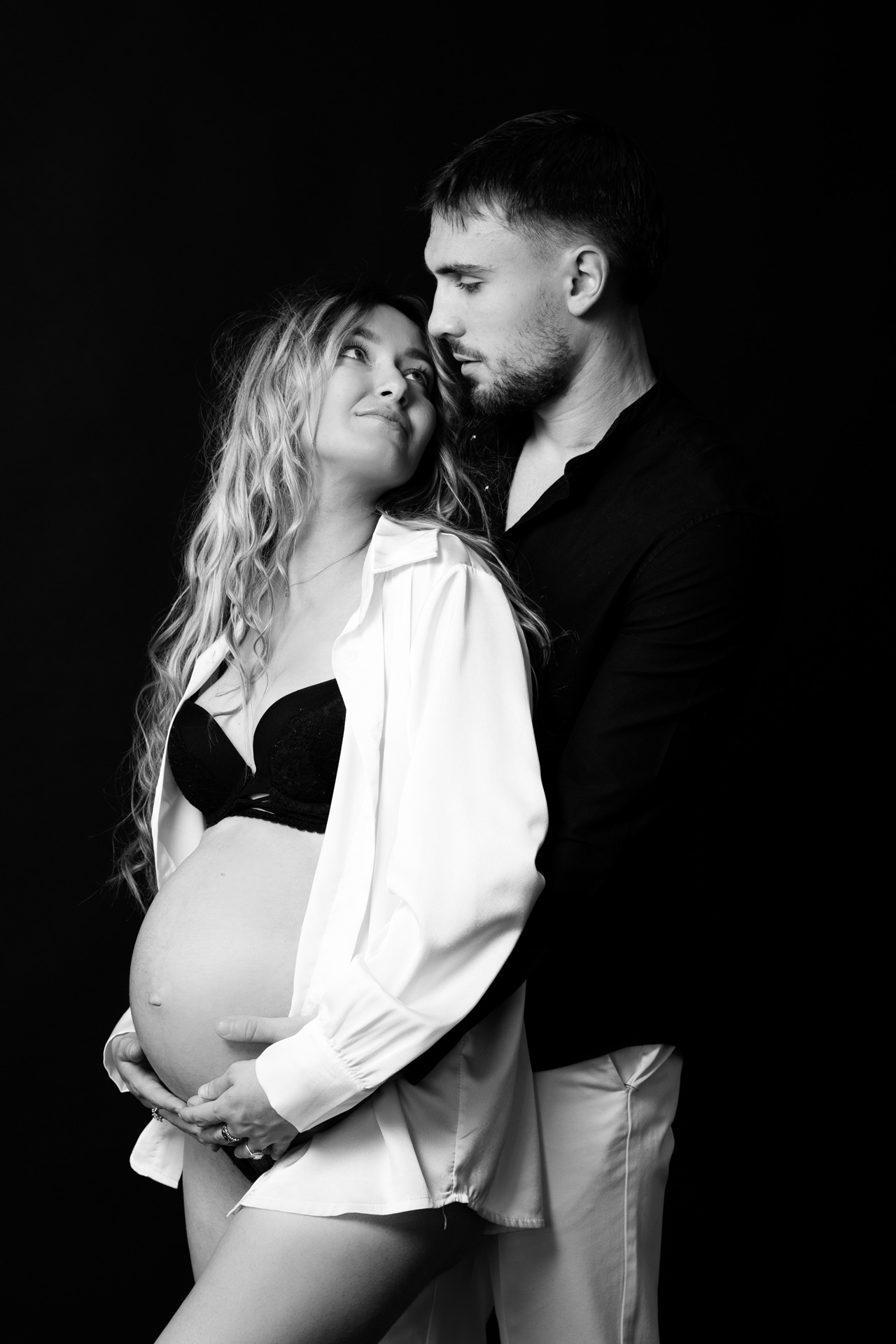 Couple femme enceinte studio noir et blanc