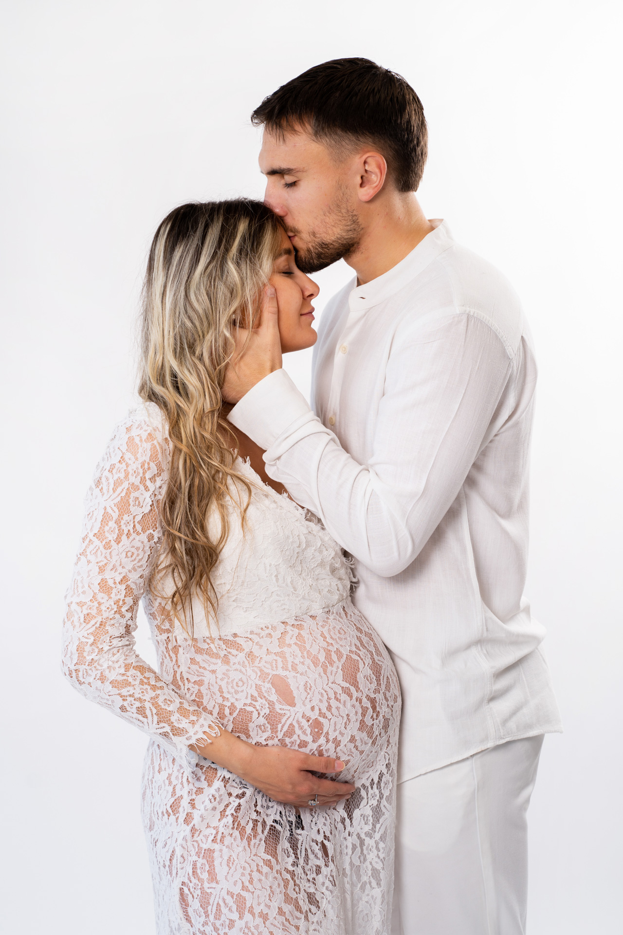 Grossesse couple studio fond blanc