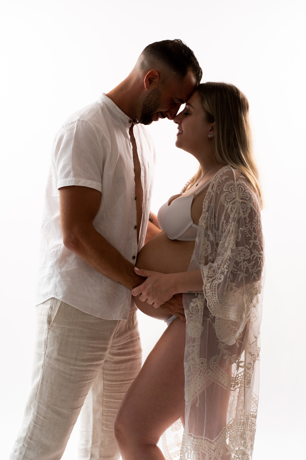 Couple grossesse studio fond blanc