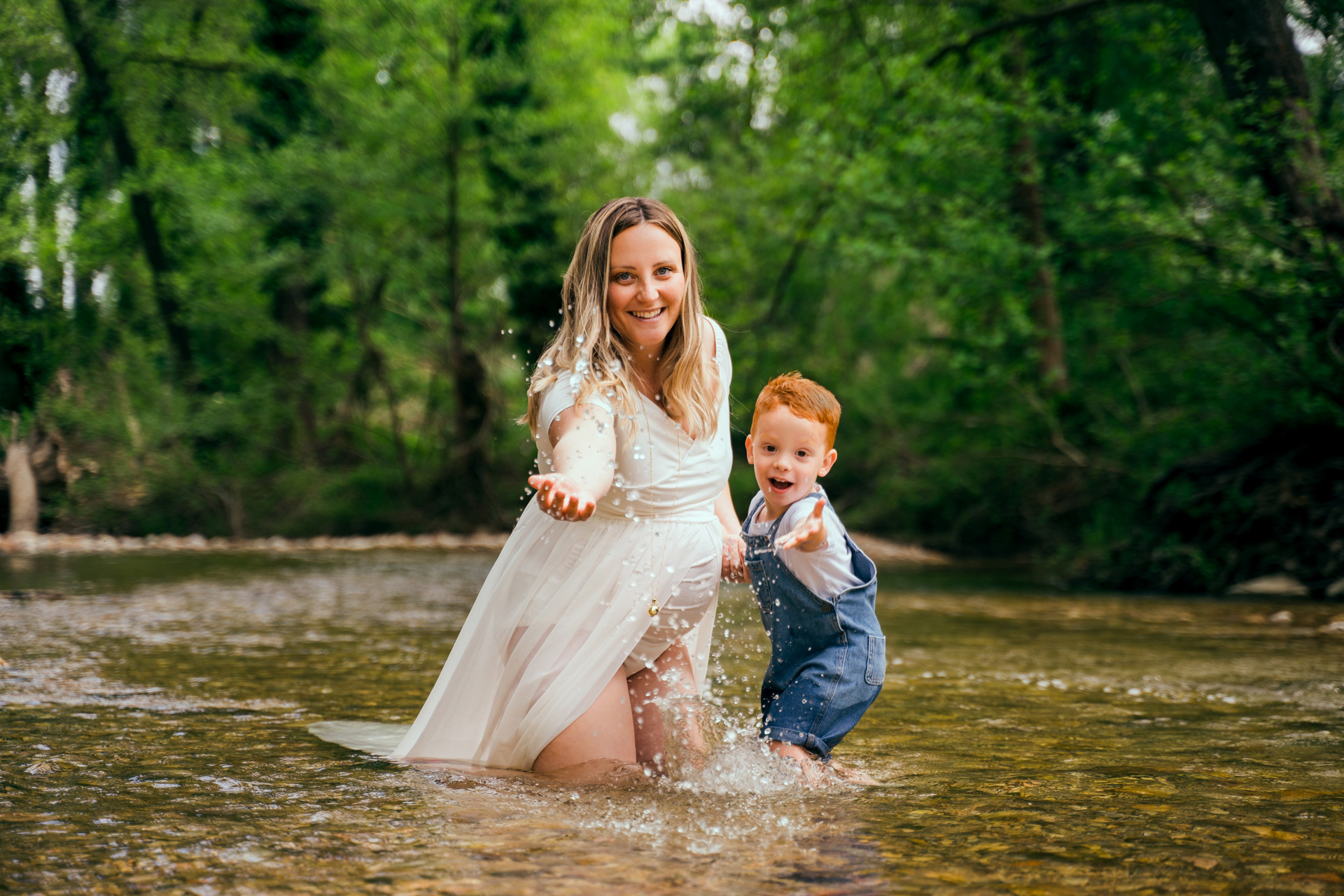Femme enceinte et son fils à l'extérieur