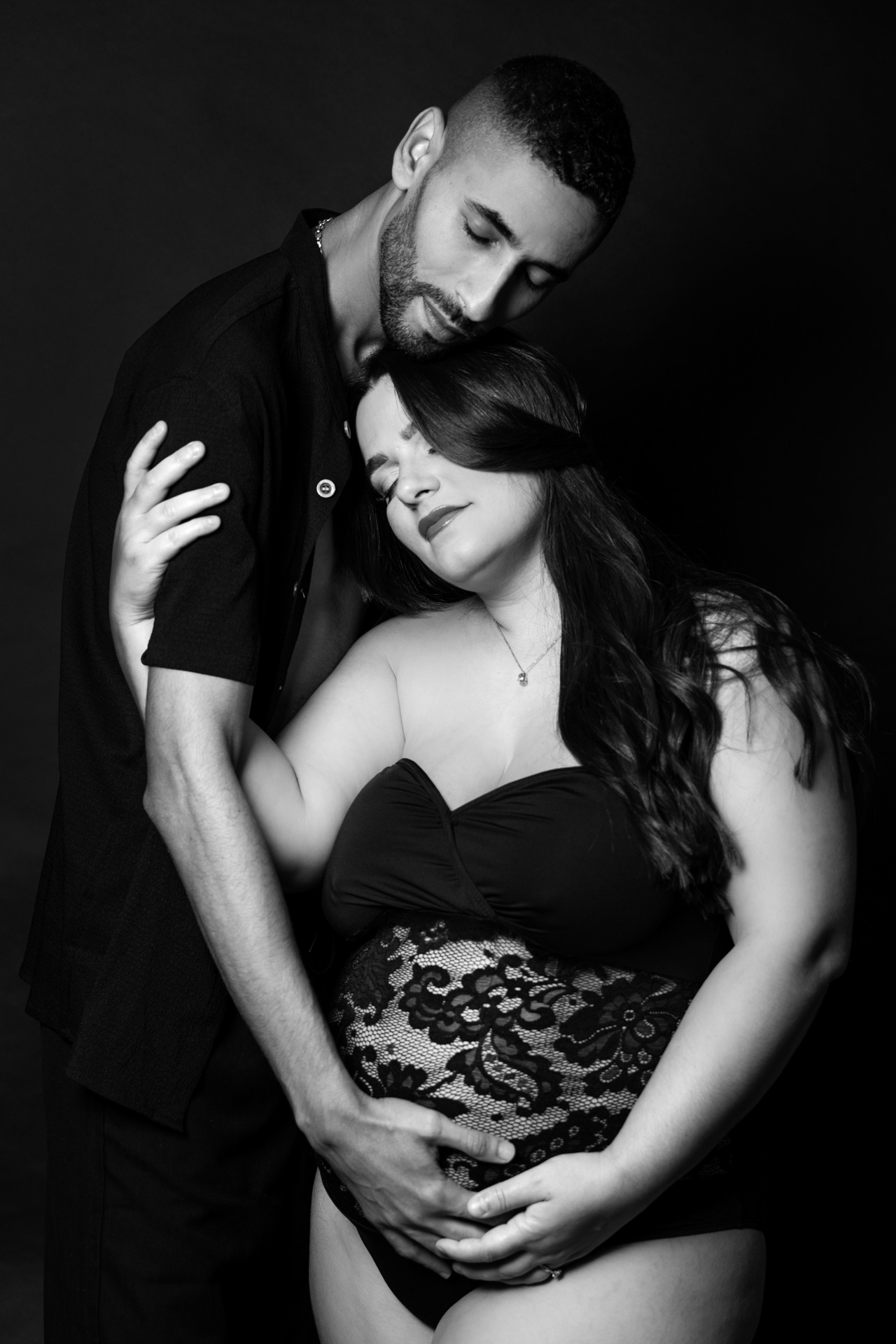 Couple grossesse fond noir noir et blanc