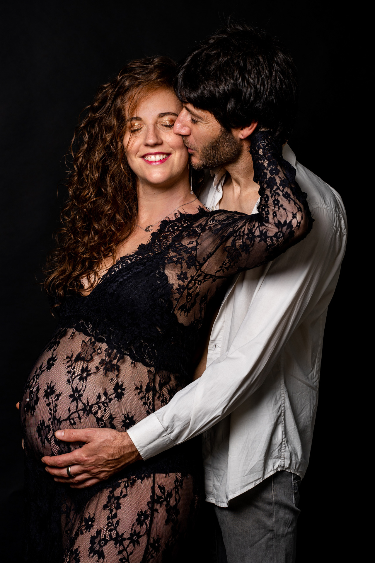 Grossesse couple fond noir
