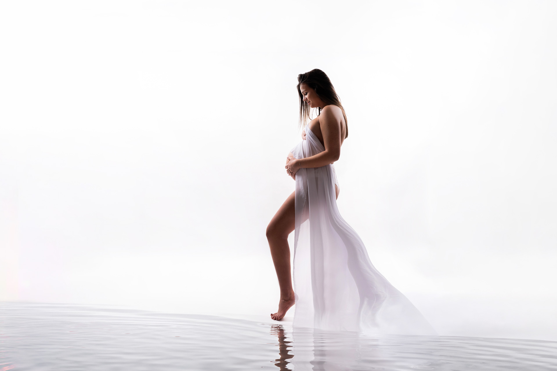 Grossesse studio fond blanc