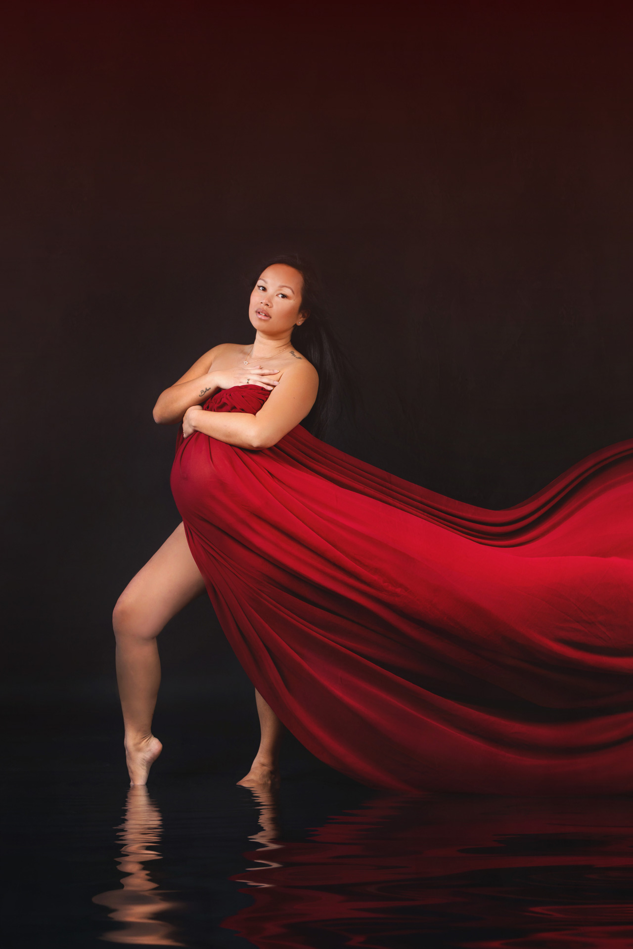 Grossesse studio robe rouge drapée