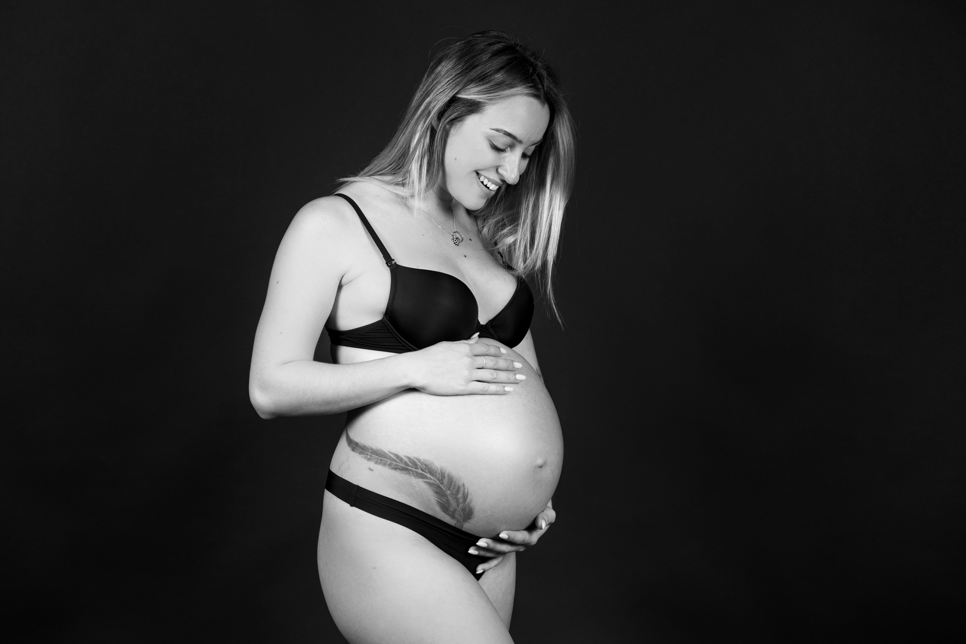 Grossesse studio fond noir