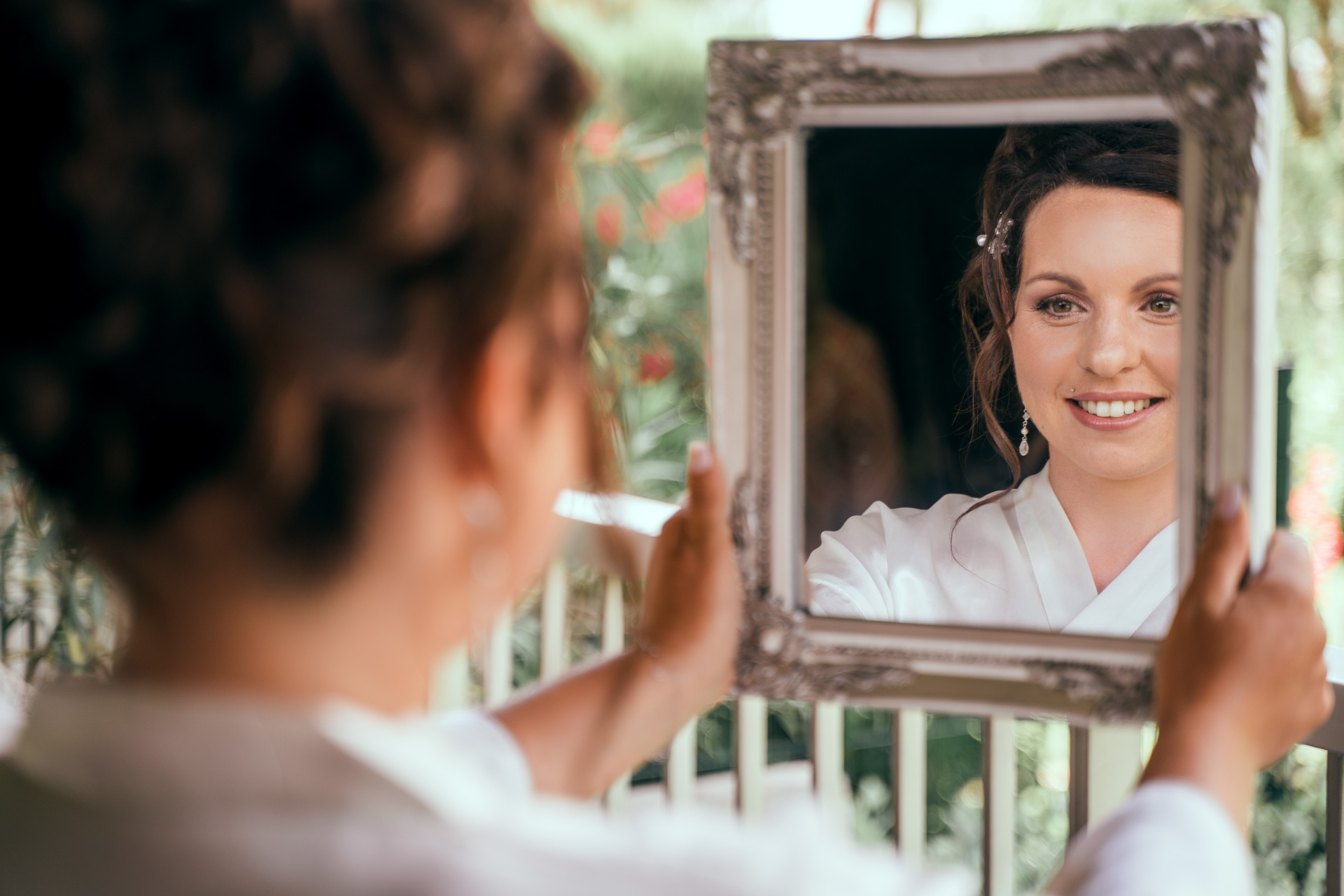 Mariée se regardant dans miroir