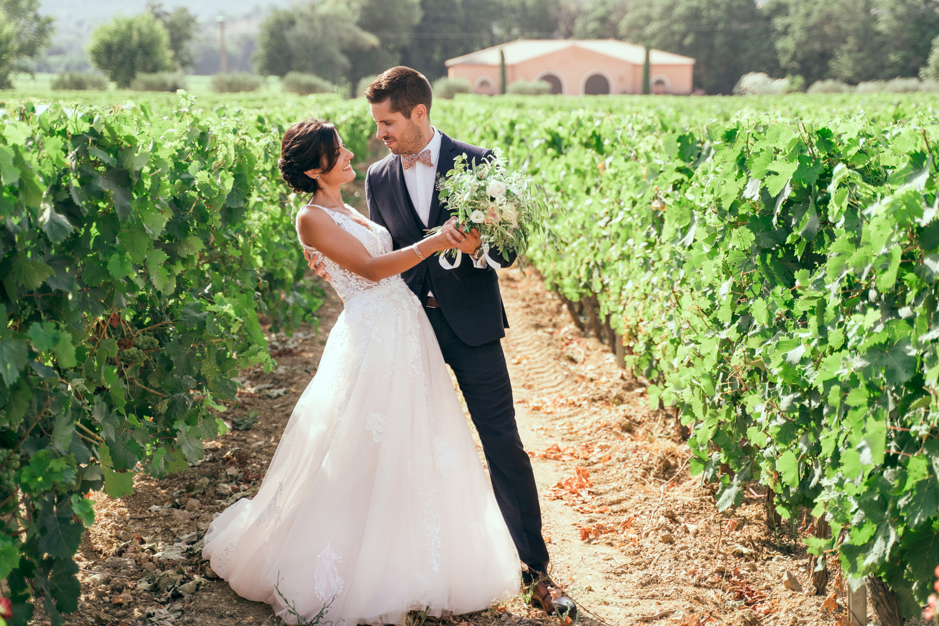 Couple mariés vignes