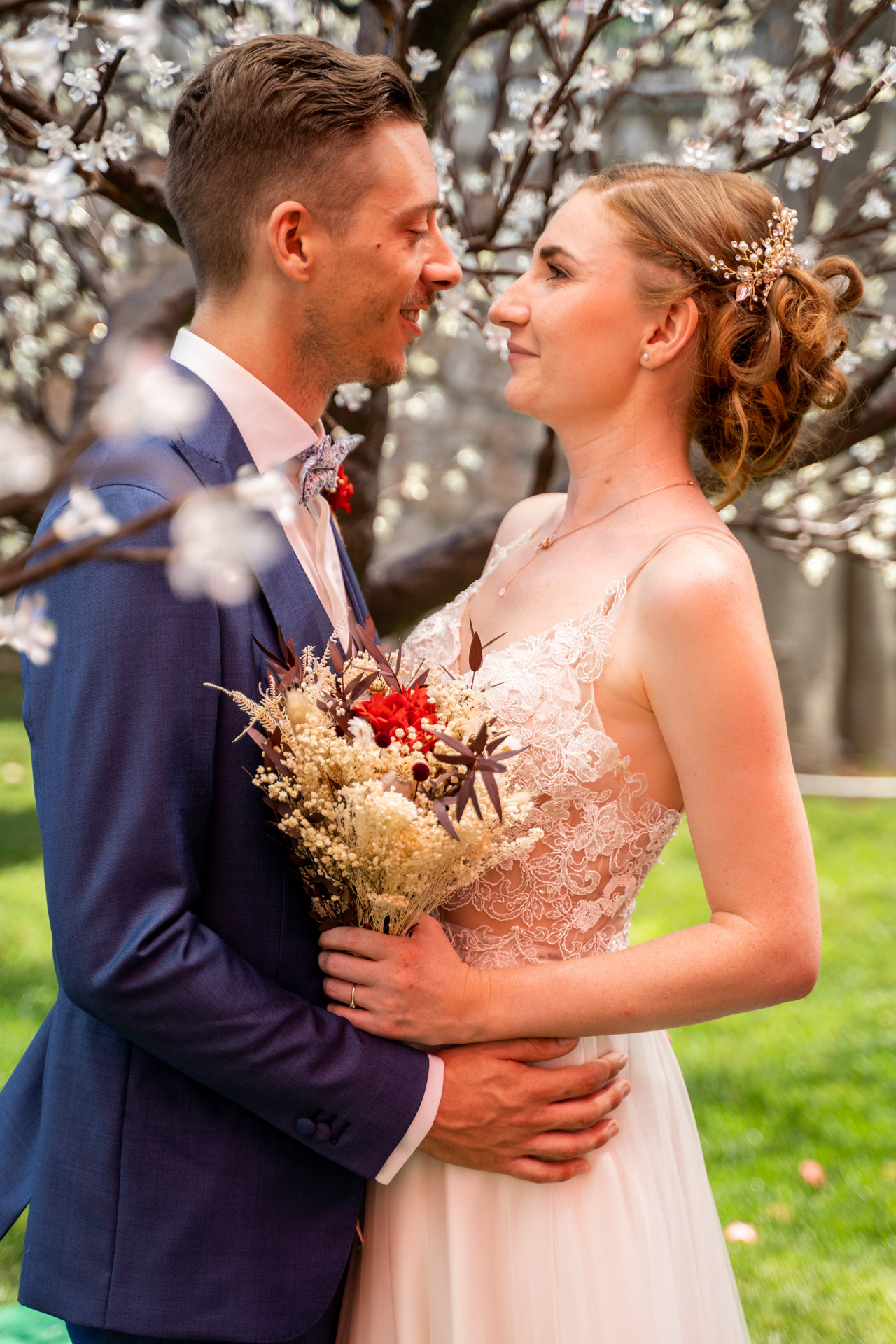 Mariée et mari avec bouquet