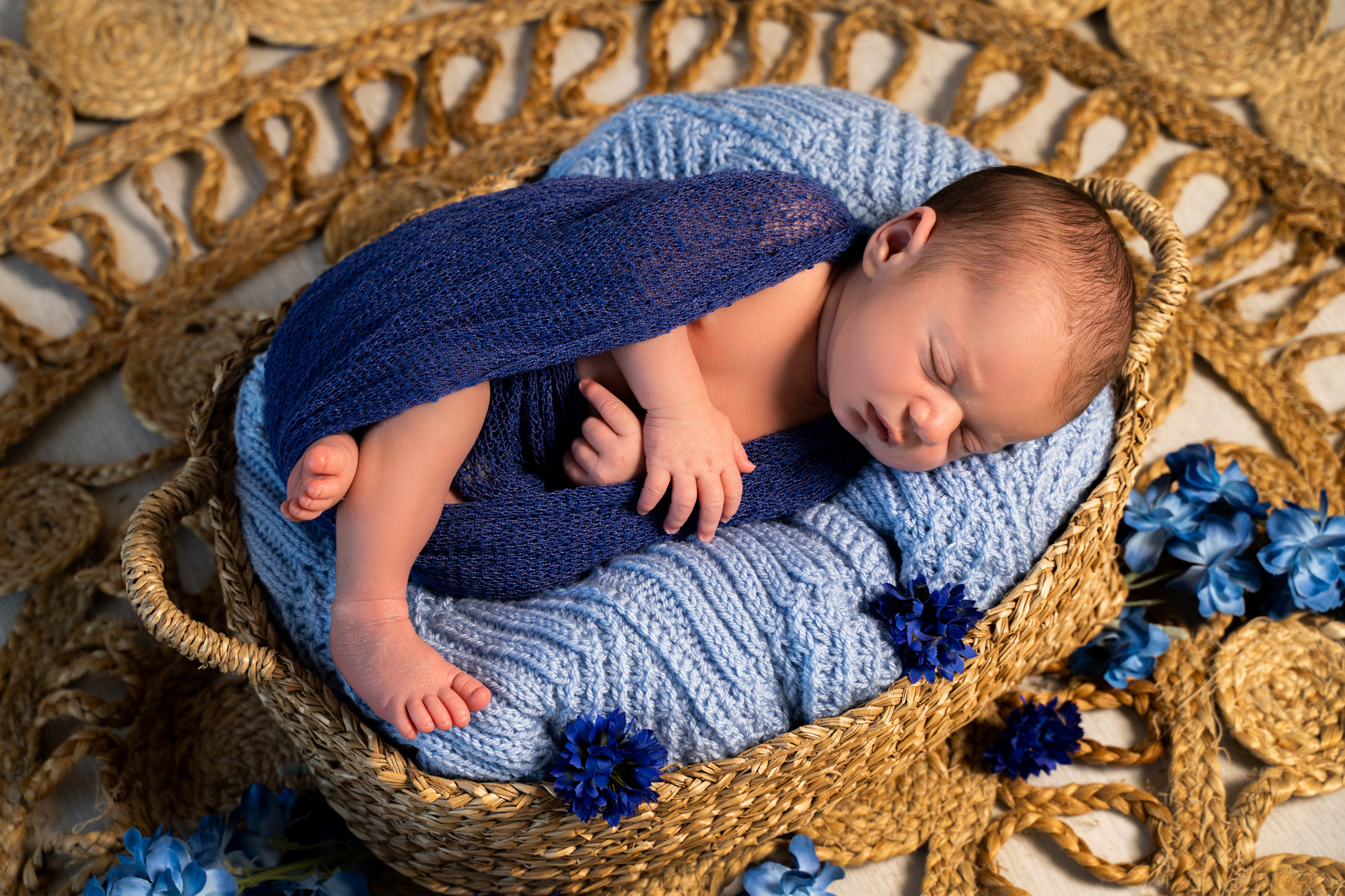 naissance nouveau né couverture bleue