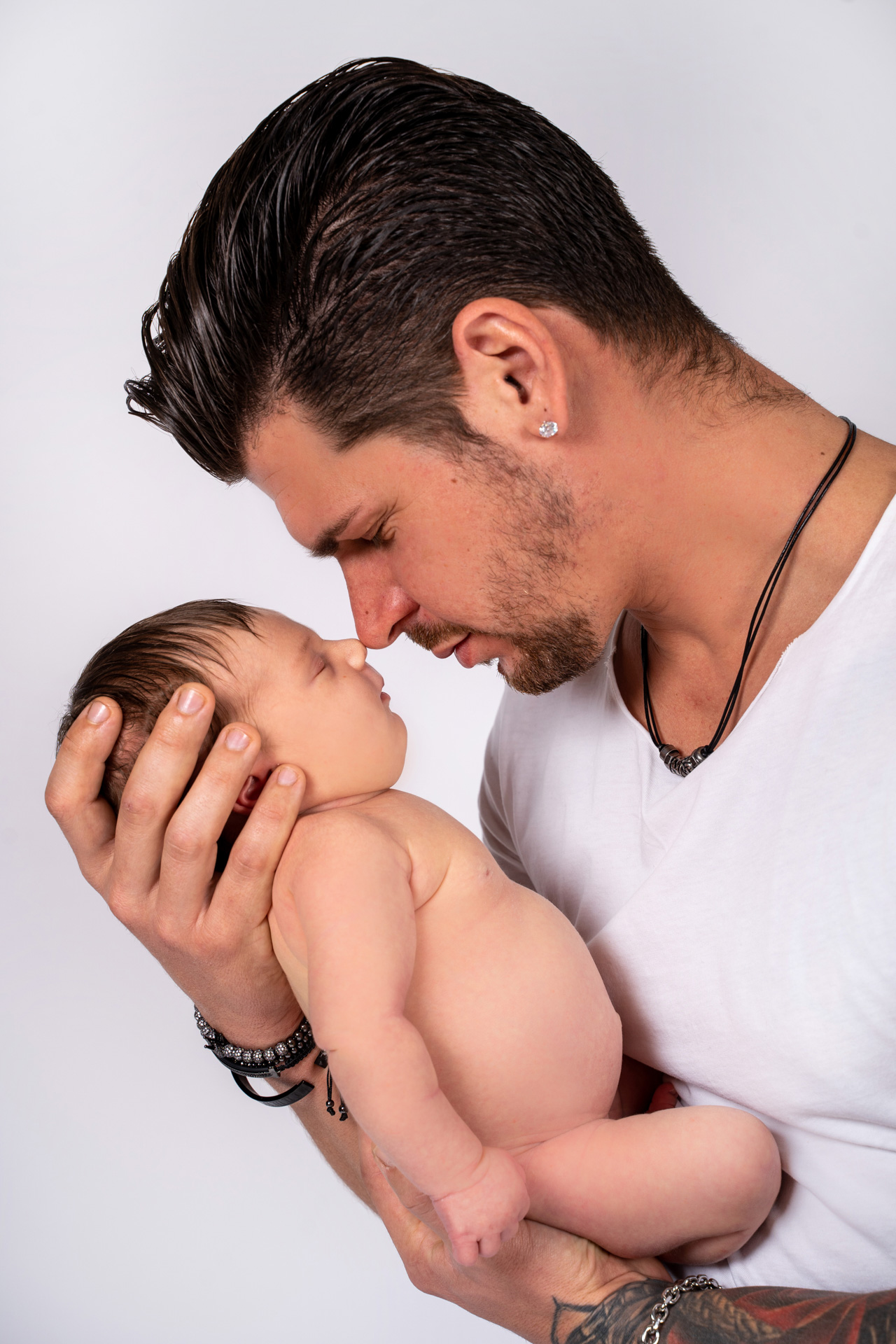 Portrait nouveau-né et son papa, studio fond blanc