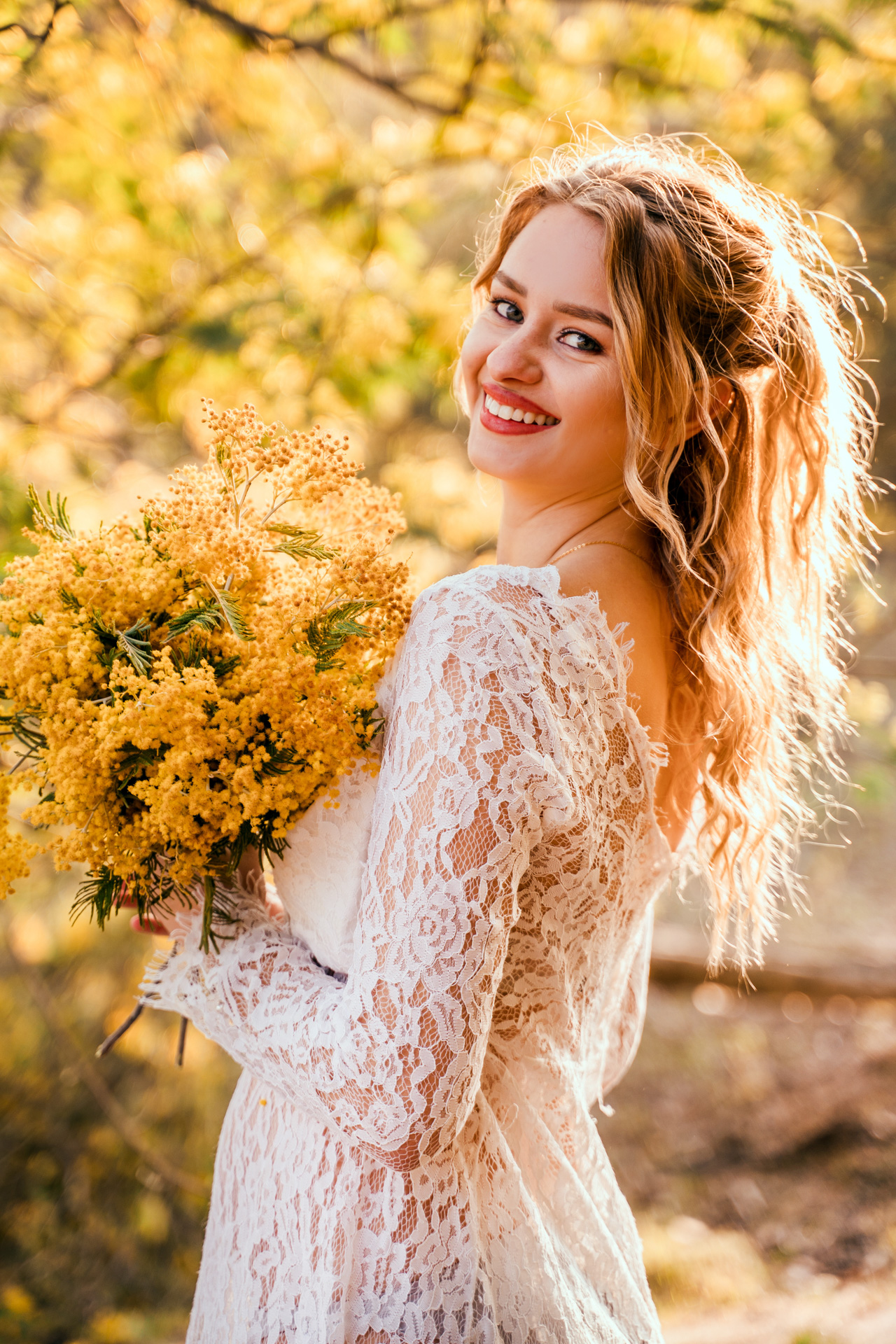 Portrait lumineux femme mimosa