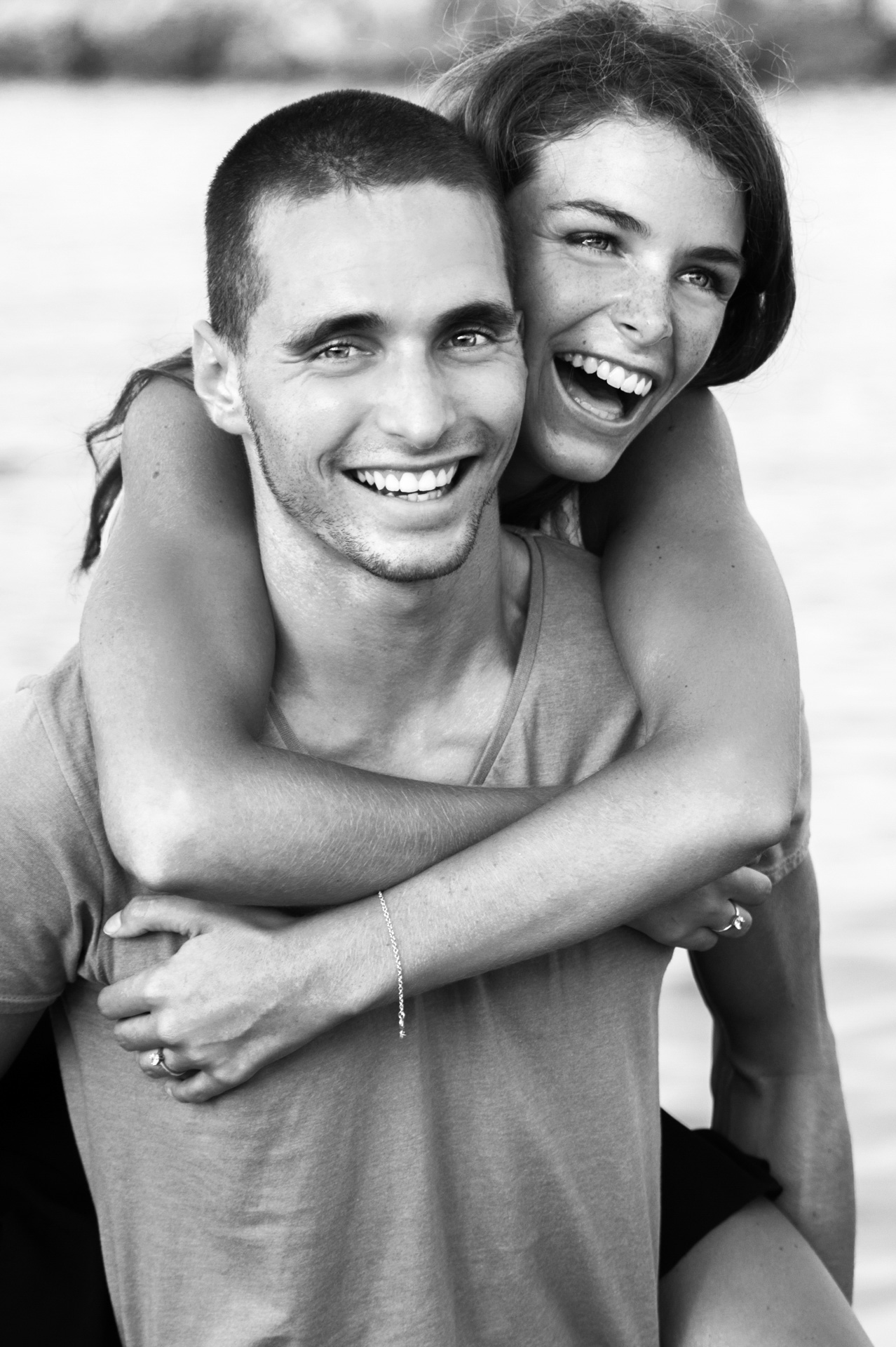 Couple souriant noir et blanc