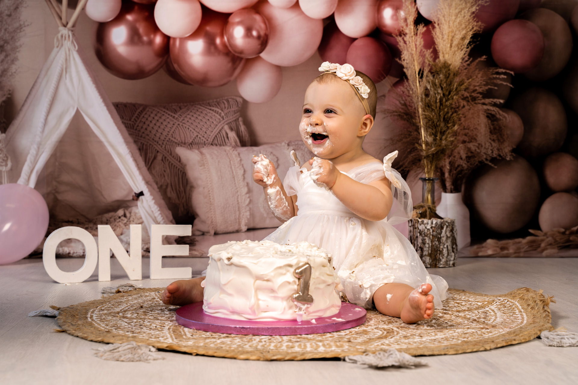 Bébé smash the cake tons roses